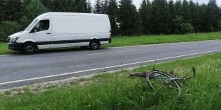 Ехал-ехал велосипедист по правой полосе, а потом вильнул влево и врезался в микроавтобус