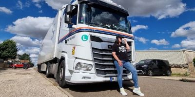 "Вдвоём накопить на мечты быстрее!" Даша из Гродно бросила работу инструктором по вождению и ушла в дальнобой