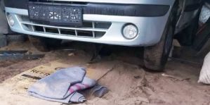 Renault Scenic упал на мужчину во время ремонта в Ивьевском районе