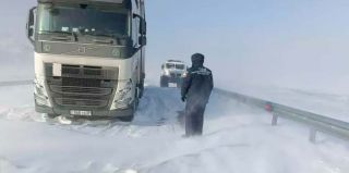 Белорусов опять спасли из снежного заноса в Казахстане