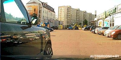 Кто виноват? Водитель показал видео аварии на парковке торгового центра в Гродно, в которую может попасть каждый. Решение ГАИ уже есть