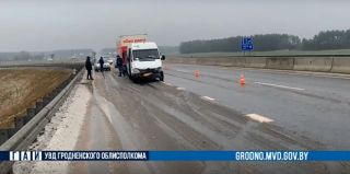 На М6 маршрутка на "лысой" резине въехала в отбойник