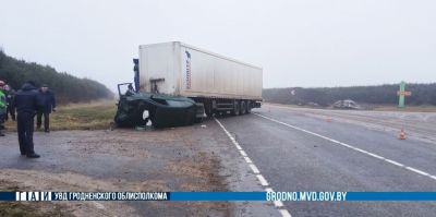 Opel оказался на крыше, когда его водитель выехала со второстепенной прямо под грузовик