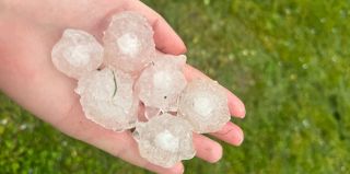 Июльский град отправил автовладельцев на СТО. "Сотни звонков и очередь до октября!"