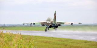 На трассу М-1 сегодня сели самолёты. Последний день учений в Беларуси