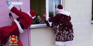 Деды Морозы спустились с крыши и поздравили детей в больнице Гродно