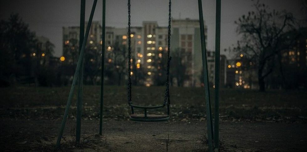 Дети поцарапали авто, дети громко катались на качелях, подросток чуть не выпал из автобуса. На что еще жаловались гродненцы?