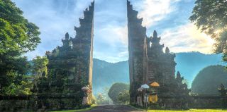 "Ездить на мотоциклах не в слишком открытой одежде и использовать шлемы". На Бали ужесточают правила для туристов