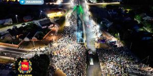 Ночью в Лиде открыли новую дорогу с путепроводом. Посмотрите, сколько людей пришло на это событие!