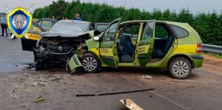 Вблизи трассы М6 лоб в лоб столкнулись 2 такси. Погиб человек