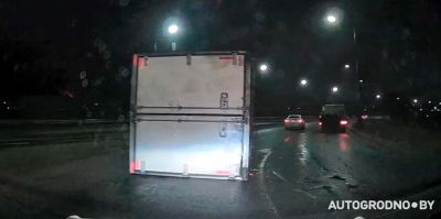 В Гродно на изгибе дороги грузовик потерял кузов