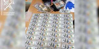 Парень хотел ввезти в Беларусь 40 тысяч долларов. Поэтому раздал их пассажирам своей легковушки.﻿ Итог – уголовное дело