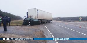 Opel оказался на крыше, когда его водитель выехала со второстепенной прямо под грузовик