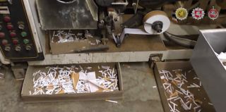 Полиция Литвы накрыла подпольную фабрику контрафактных сигарет, работавшую в Каунасе. Там работали и белорусы