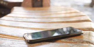 В Гродно мужчина и женщина оставили свои телефоны в пакете на остановке. Вернулись – гаджетов не было. Подробности