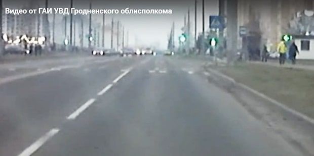 В Гродно при левом повороте водитель не пропустил легковушку. Проявил невнимательность или его пропускали?