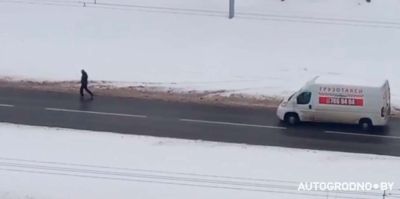 В Гродно водитель обеспечил защиту пьяному пешеходу, который чуть не попал под авто, а затем шел по проспекту Клецкова