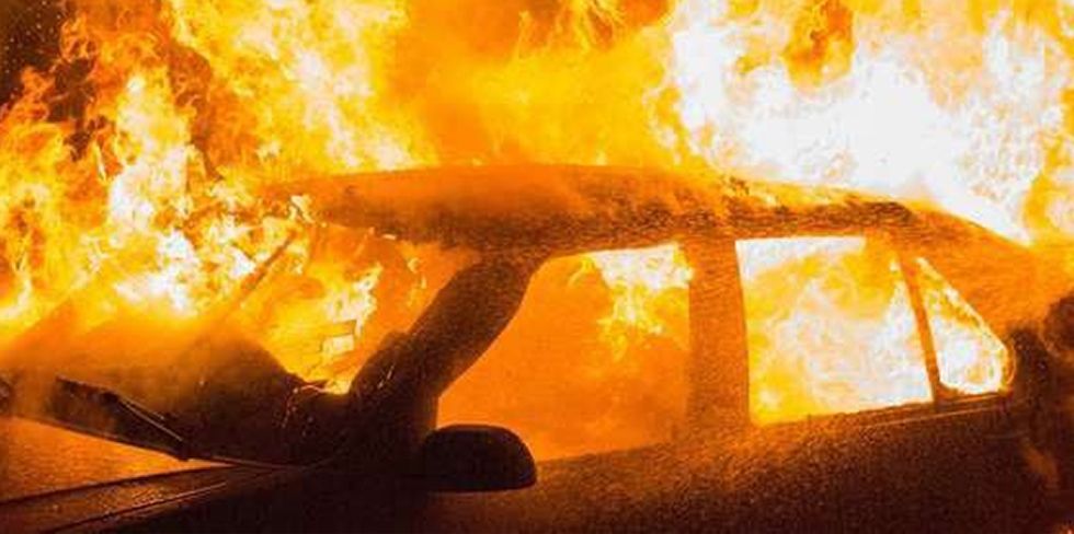 Мальчонка чиркнул спичкой посмотреть эмблему на решетке радиатора  и… сжег автомобиль