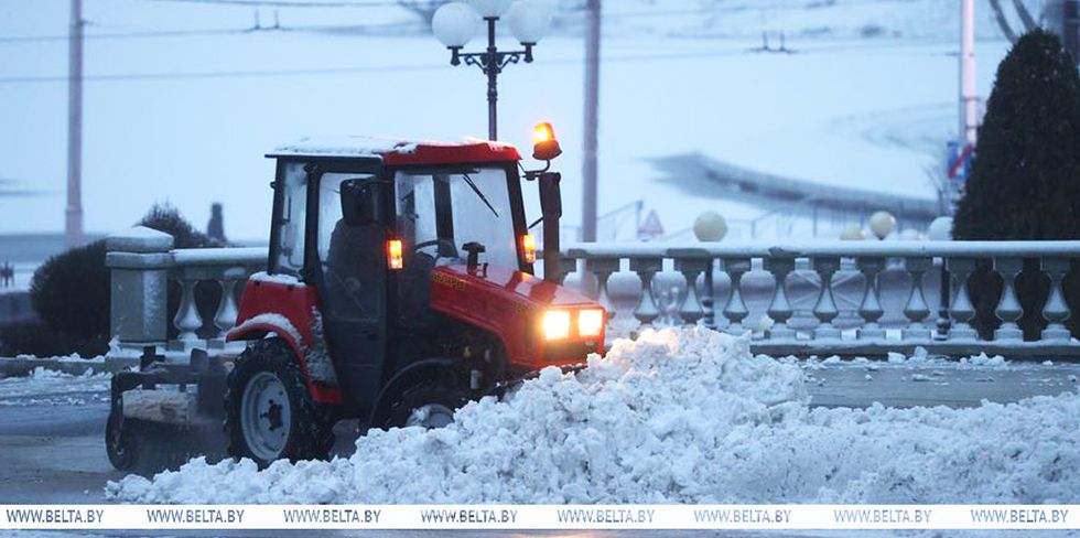 Менее агрессивной смесью посыпать дороги Беларуси не будут. Оказывается, прошлой зимой проводили эксперимент