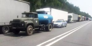 С заботой о людях: в жаркий день дальнобойщиков в очереди в "Козловичах" обеспечили водой