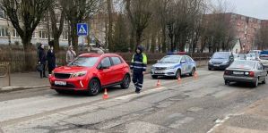 В Лиде ребенка сбили на переходе у школы: он выскочил прямо перед автомобилем. Есть видео