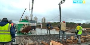 На Поповичском мосту заливают бетон. Гродненским строителям помогают брестчане