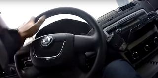 В ГАИ позвонили из Южного и сообщили о пьяном на Renault. Водитель никак не мог вспомнить, сколько ему лет