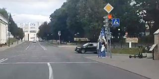 Проверили, как в Гродно пропускают "скорую" с проблесковыми маячками. Водитель черного Geely Atlas – хорош!