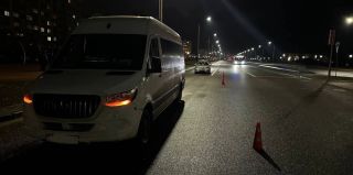 В Ольшанке женщина попала под колеса буса на пешеходном переходе. Предстоит выяснить, не шла ли она на красный