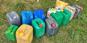 Тракторист обрабатывал растения от вредителей и потихоньку сливал яд для себя. Слил на 2 статьи Уголовного кодекса