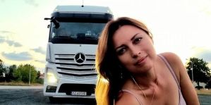 "Только на кофе уходит 100 евро в месяц". Инстаблогер работает в дальнобое, обожает трассы Испании и делает селфи с полицией