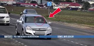 Водитель перевозил ребенка на коленях и разговаривал по телефону. Нарушения ПДД заметили по камерам