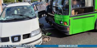 Водитель автобуса проехал на красный. Это стало причиной аварии на кольце у филармонии в Гродно