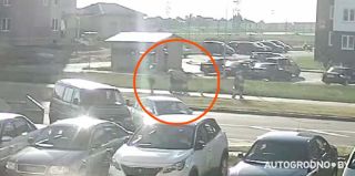 Мужчина на электросамокате сбил отца с дочкой на тротуаре в Гродно - есть травмы. Видео