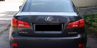 На капот Lexus упал кирпич – это не страховой случай, владелец пошел в суд