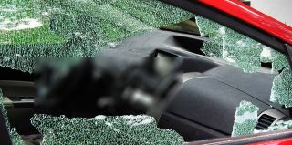 Муж разозлился на жену и разгромил автопарк соперника. Под горячую руку попали два автомобиля и мотоцикл