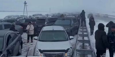 Почти 100 автомобилей столкнулись на дороге в Казахстане