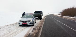 У "УАЗика" закончился бензин прямо на трассе. Кто не проехал мимо?