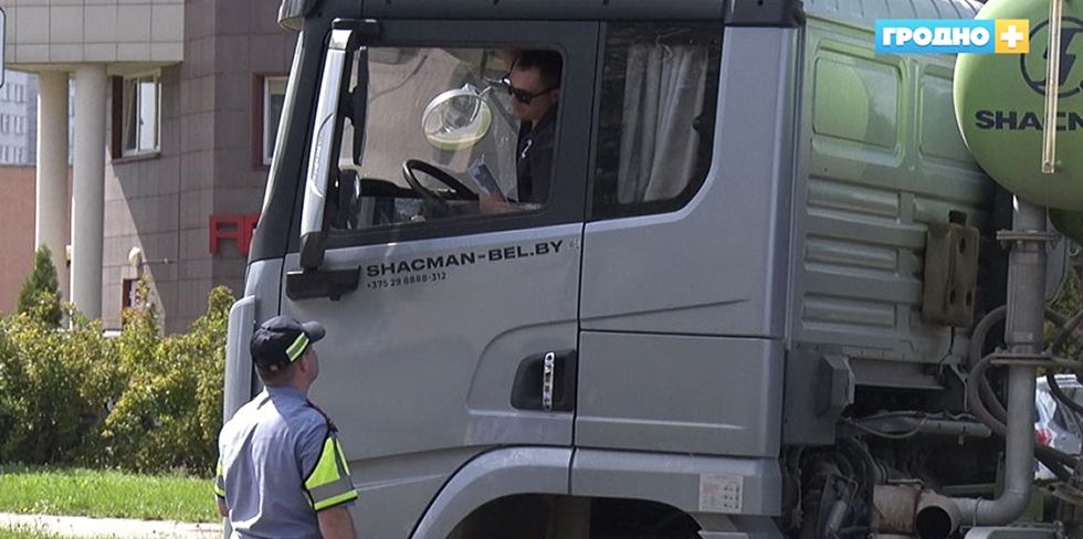 Водители большегрузов не объезжают мост на Поповича и нарушают ПДД. "Решил сократить путь", – так звучит основная причина