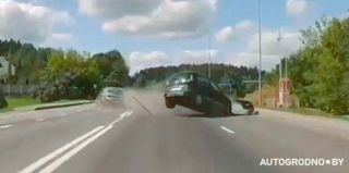 Жесткая авария на окраине Гродно попала на видео: "Вот почему нужно смотреть в зеркала"