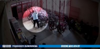 В Гродно молодой мужчина украл велосипед из многоэтажки. Оставил его у мусорок, но от уголовного дела это не спасло