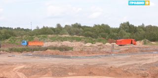 40 самосвалов, 10 экскаваторов, 3 бульдозера. На какой стройке Гродно работает столько техники?