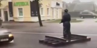 Иногда разгул стихии может повеселить: смотрите, как в Барановичах на проезжую часть выплыл "железнодорожник"