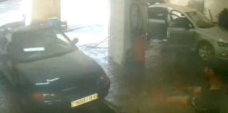 Перепутала педали? Женщина на автомойке наехала на работника, это попало на видео