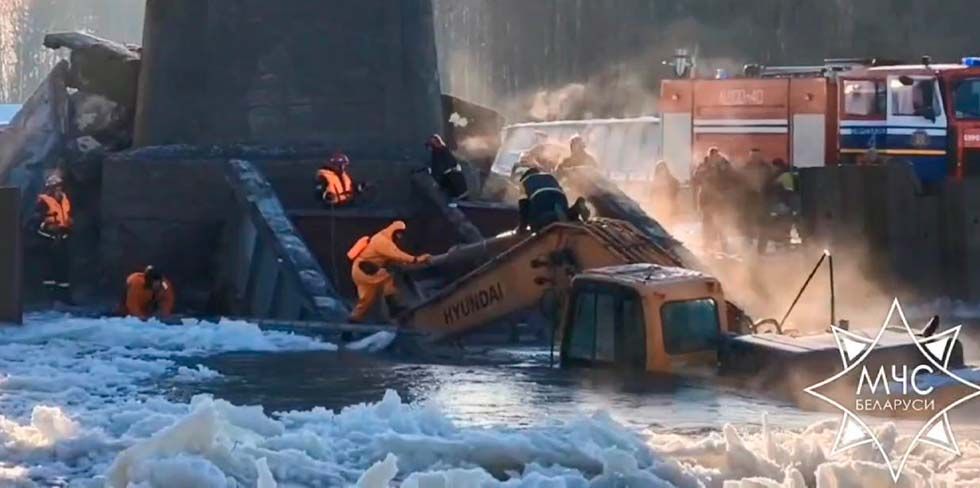 В Лидском районе обрушился пролет моста через Неман. В воду рухнул экскаватор