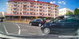 "Водитель напрягся и был готов к удару". На полукольце возле танка в Гродно вновь чуть не произошла авария. Видео