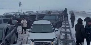 Почти 100 автомобилей столкнулись на дороге в Казахстане