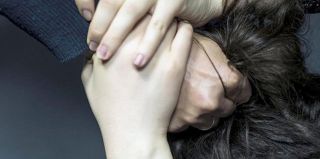 Пьяный пассажир маршрутки схватил женщину за волосы. Его высадили на ближайшей остановке, но дело этим не закончилось