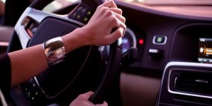 Парень дал подруге прокатиться по деревне на своем авто. Вдруг – ГАИ. А у девушки нет прав. Штрафы получили оба