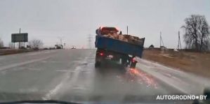 "Наверное, карма": в Гродно у прицепа трактора на ходу отвалилось колесо